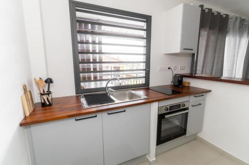 Cuisine ou kitchenette dans l'établissement Le Nid de Thalys - Charming Apartment