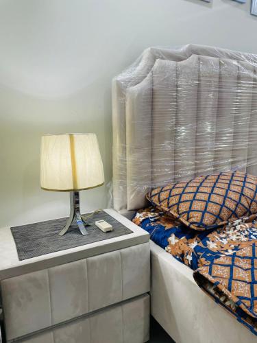 Katil atau katil-katil dalam bilik di Luxury 1BHK Apt In Bahria Town, Secure and Private