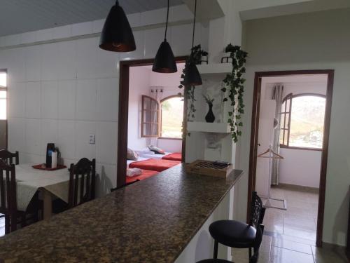 una cucina con piano di lavoro e un soggiorno di Cantinho do mumu a Ouro Preto