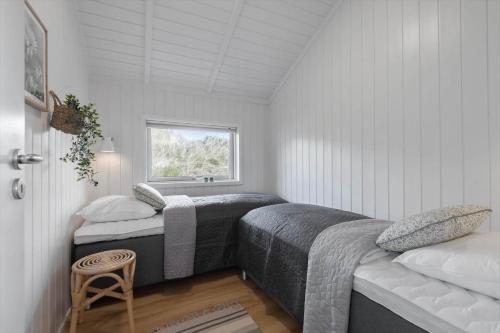 En eller flere senge i et værelse på BV126-Vejers-Strand-Tyttebaervej-5-B