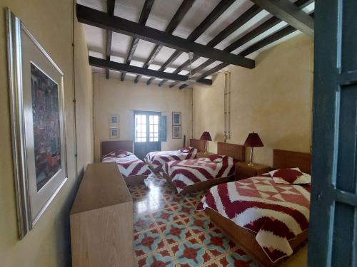 a room with two beds and a window in it at Espectacular Casa en Cauca viejo con piscina, jacuzzi y turco in Jericó