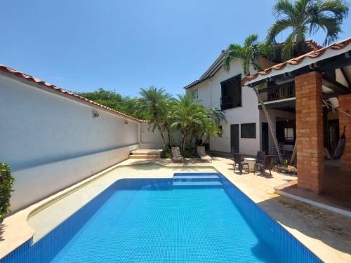 a swimming pool in the backyard of a house at Espectacular Casa en Cauca viejo con piscina, jacuzzi y turco in Jericó