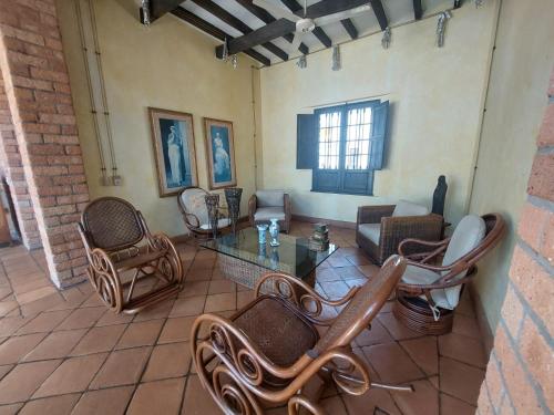 a living room with a table and chairs at Espectacular Casa en Cauca viejo con piscina, jacuzzi y turco in Jericó