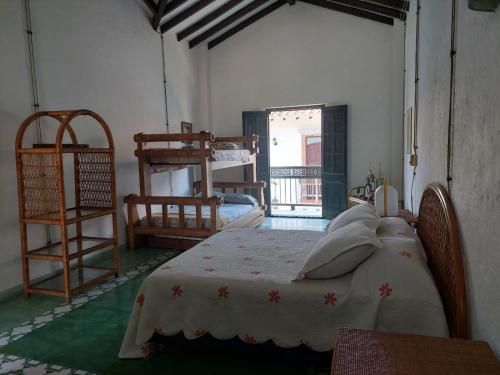 a bedroom with a bed and two bunk beds at Espectacular Casa en Cauca viejo con piscina, jacuzzi y turco in Jericó