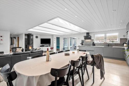 a dining room and kitchen with a table and chairs at BV276-Blavand-Sonder-Vasevej-150 in Blåvand