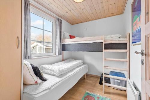 a room with two bunk beds and a window at BV276-Blavand-Sonder-Vasevej-150 in Blåvand