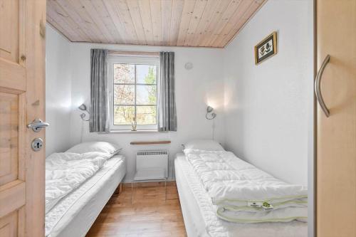 two beds in a room with a window at BV276-Blavand-Sonder-Vasevej-150 in Blåvand