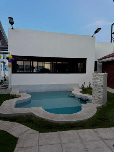una piscina frente a una casa en Hostal Boutique Isabel, en Managua