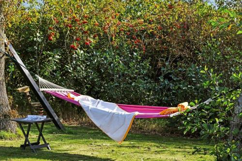 a pink hammock in the grass in a yard at BV276-Blavand-Sonder-Vasevej-150 in Blåvand