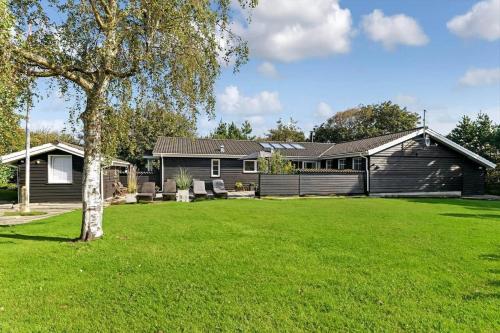 a house with a green lawn in front of it at BV276-Blavand-Sonder-Vasevej-150 in Blåvand