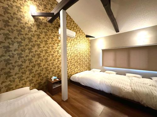 Postel nebo postele na pokoji v ubytování Nakamuraya Kyoto Enmachi Sakura