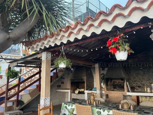 a building with a table with flowers on it at Apartamento torres in Santa Cruz de Tenerife