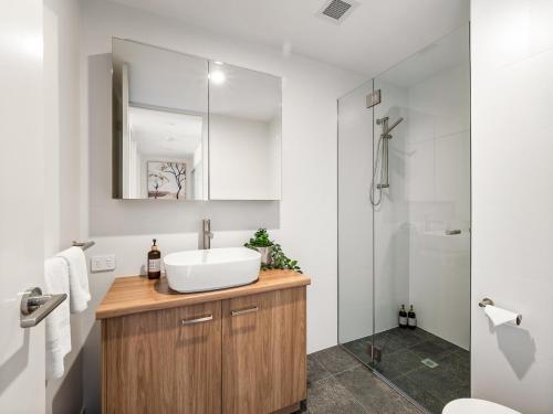 Ένα μπάνιο στο Margaret's Luxe Apartment