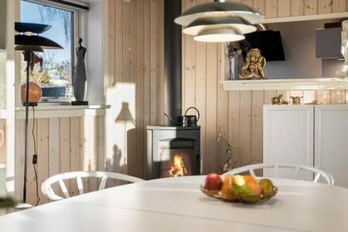 eine Küche mit einem Tisch mit einer Obstschale darauf in der Unterkunft FJ1402 Jægerspris - Broengen 6 in Jægerspris