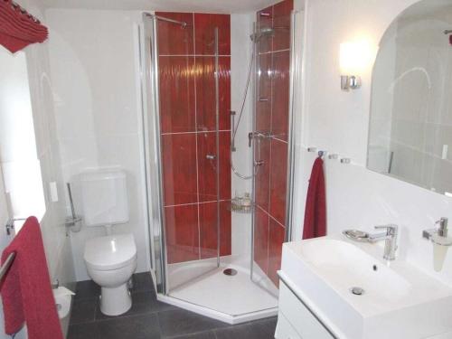 ヴァルタースドルフにあるOne-bedroom apartmentのシャワー、トイレ、洗面台を備えたバスルーム