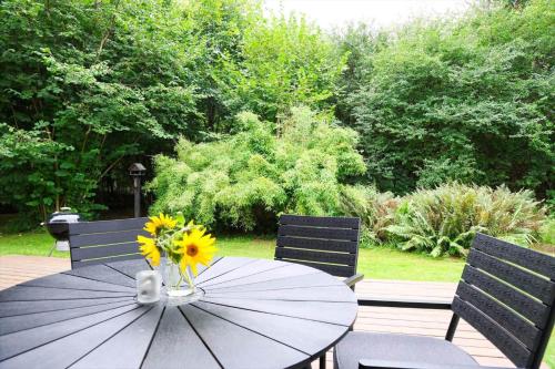 a table with a vase of sunflowers on it at 13373-Asnaes-Radyrvej-24 in Asnæs