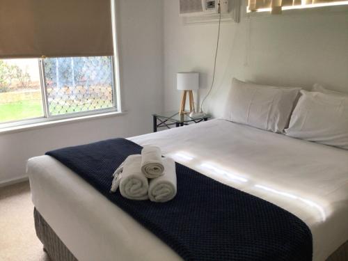 Ένα ή περισσότερα κρεβάτια σε δωμάτιο στο Northam Caravan Park