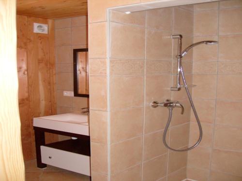 Bilik mandi di Chalet in Ventron with Pool & Wine Route Access