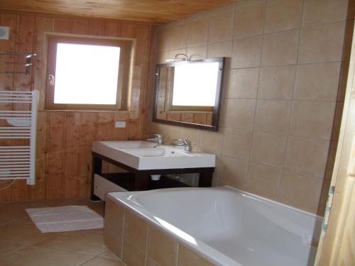 Bilik mandi di Chalet in Ventron with Pool & Wine Route Access