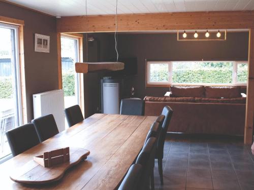 ein Esszimmer mit einem Holztisch und einem Sofa in der Unterkunft High Fens Nature & Sauna Stay in Ovifat