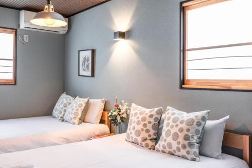 ein Schlafzimmer mit zwei Betten und einer Couch in der Unterkunft Kyoto - House - Vacation STAY 13833 in Kyoto