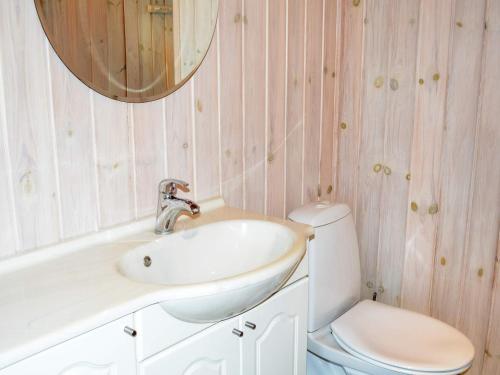 Ένα μπάνιο στο 6 person holiday home in Løkken