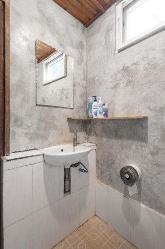 a bathroom with a sink and a mirror at Le Cher campsite & homestay in Ban Yang Huai Tong