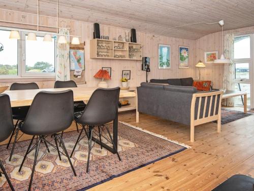 Η κουζίνα ή μικρή κουζίνα στο 6 person holiday home in Fanø-By Traum