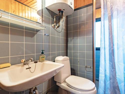 une salle de bains avec toilettes et lavabo dans l'établissement 6 person holiday home in Hals-By Traum, à Hals