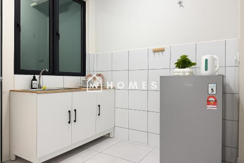 a white kitchen with a sink and a mirror at Majestic Maxim 3Bedroom near UCSI MRT #28 in Cheras