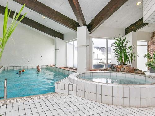 Πισίνα στο ή κοντά στο 6 person holiday home in Brovst-By Traum