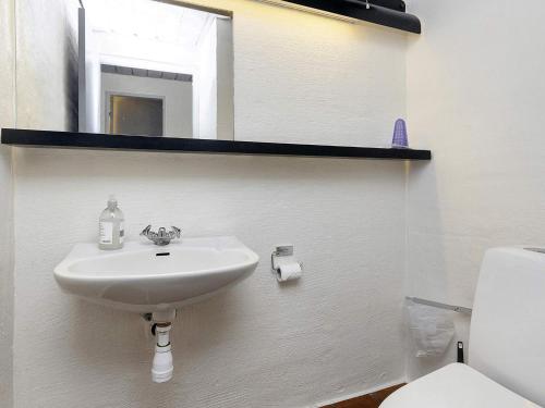 Ένα μπάνιο στο 6 person holiday home in Brovst-By Traum