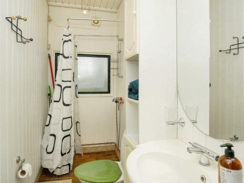 吉利勒杰4 person holiday home in Gilleleje-By Traum的带水槽、马桶和淋浴的浴室