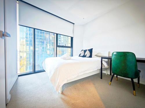 Un pat sau paturi într-o cameră la Melbourne City 2 Bedrooms, Double Beds, High Rise View