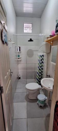 a bathroom with a toilet and a sink at Casa Cop 30 em condomínio in Ananindeua