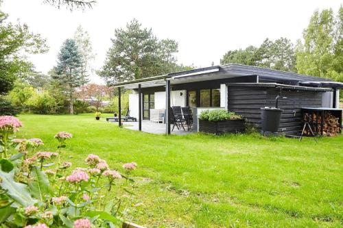 a small cabin in a yard with a grass field at 11102-1-Nykobing-Sjaelland-Vindingsvej-16 in Nykøbing Sjælland