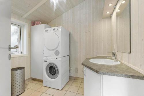 a laundry room with a washing machine and a sink at 8014-Knebel-Rastestedet-16 in Knebel