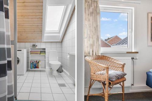 Sønderbyにある0458-Romo-Vestergade-129-App-91のバスルーム(トイレ、椅子、窓付)