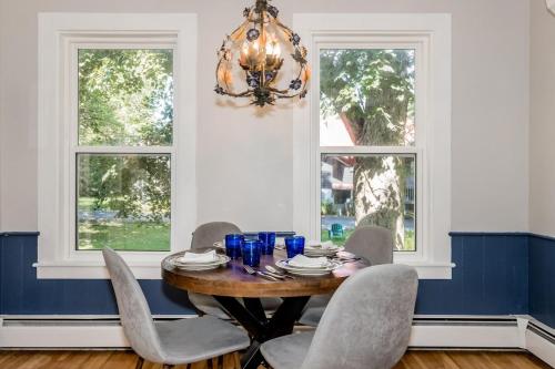 tavolo da pranzo con sedie e lampadario pendente di Winter Stay by Corbitt Hospitality ad Annapolis Royal