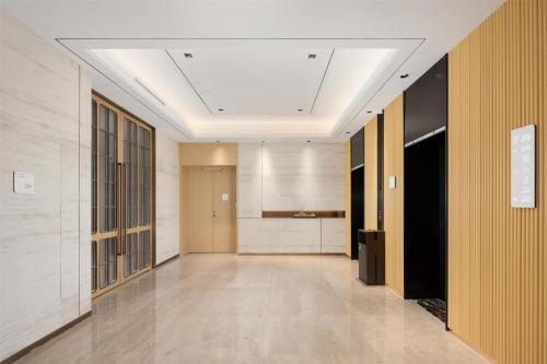 a hallway of a building with a ceiling at Hilton Garden Inn Zhuji East in Shaoxing