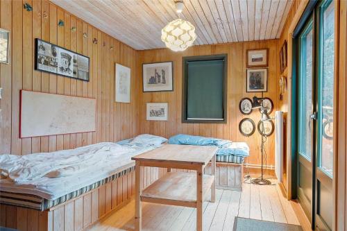 索尔图姆BL128-Saltum-Klaus-Bjergsvej-9的一间设有床铺和桌子的房间