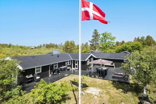 an image of a house with a british flag at BL1598-Blokhus-Raevestien-2 in Blokhus