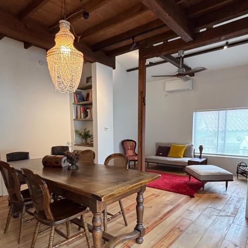 a living room with a wooden table and chairs at Locanda Laltra Cucina in Yokosuka