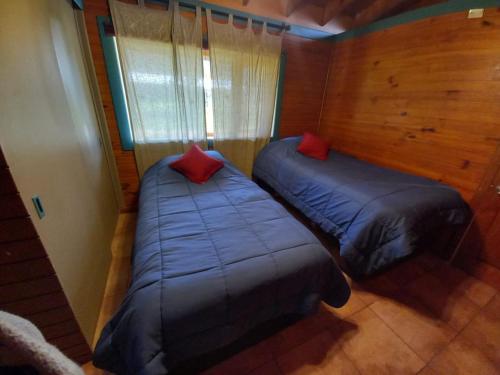 two twin beds in a room with a window at Texas Limache in Limache