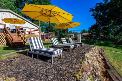 Zahrada ubytování Spacious Ranch with Hot Tub & Game Room - Sleeps 24