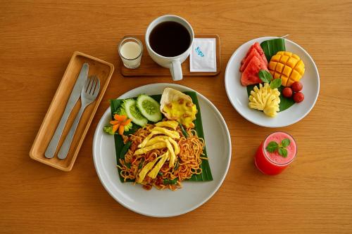 Una mesa con dos platos de comida y una taza de café. en Ubud Forest Villa with Private Pool and Kitchen, en Payangan