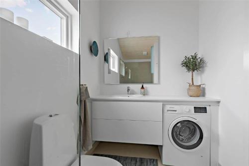 a bathroom with a washing machine and a sink at 11197-Nykobing-Sj-Lynghaekken-48 in Nykøbing Sjælland