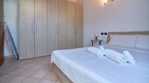 Ένα ή περισσότερα κρεβάτια σε δωμάτιο στο App 19 Elegante Mansarda con Terrazzo e Parcheggio