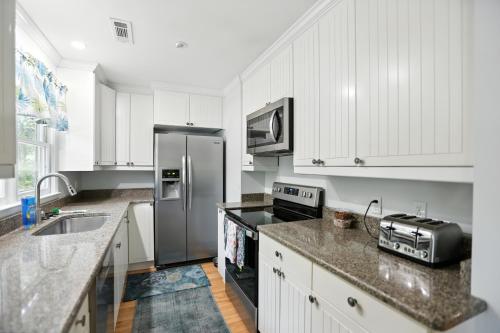 Köök või kööginurk majutusasutuses Charming Seabrook Island Retreat home