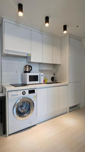 Køkken eller tekøkken på Modern Apt Near Seoul Station 3min I 20 off on long-term stay